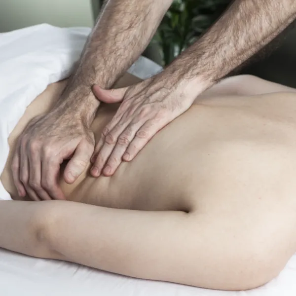 Massage af højre side af ryggen