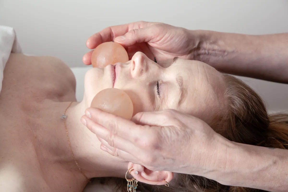 behandling ansigt med sten 01 1200x800 1