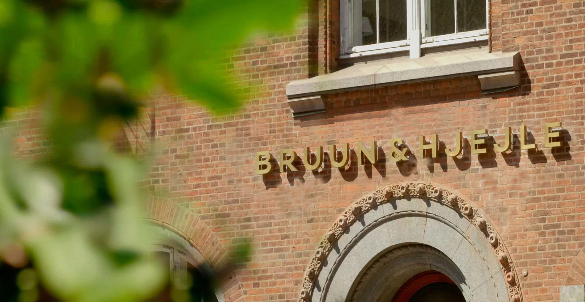 Bruun & Hjejle bygning med skilt og detaljer